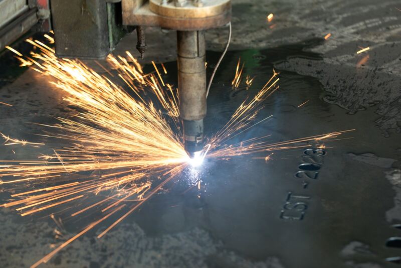 Découpe de métal projetant des étincelles en atelier